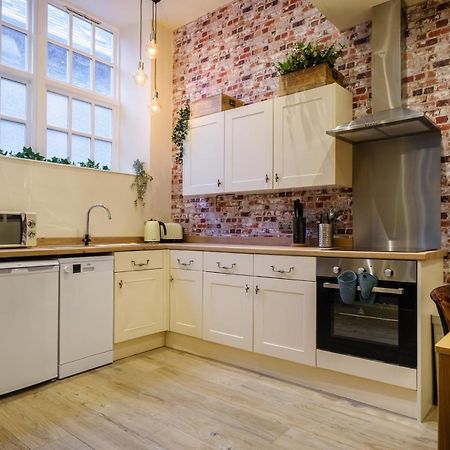 Flat 2, The Old Antiques Warehouse - Free Off-Site Health Club Access With Pool, Sauna, Steam Room & Gym Боунесс-он-Віндермір Екстер'єр фото